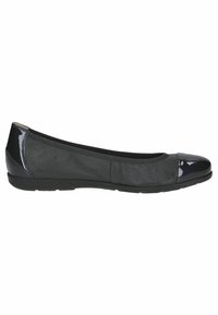 Zapatos planos de tela negra con puntera de charol negro brillante. Presentan un diseño simple y suave, complementado por un perfil bajo.