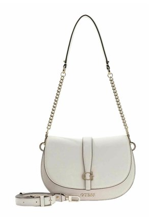 Sac à bandoulière en cuir blanc avec rabat incurvé, ferrures argentées, chaîne et attache sangle, logo embossé et détails de couture.