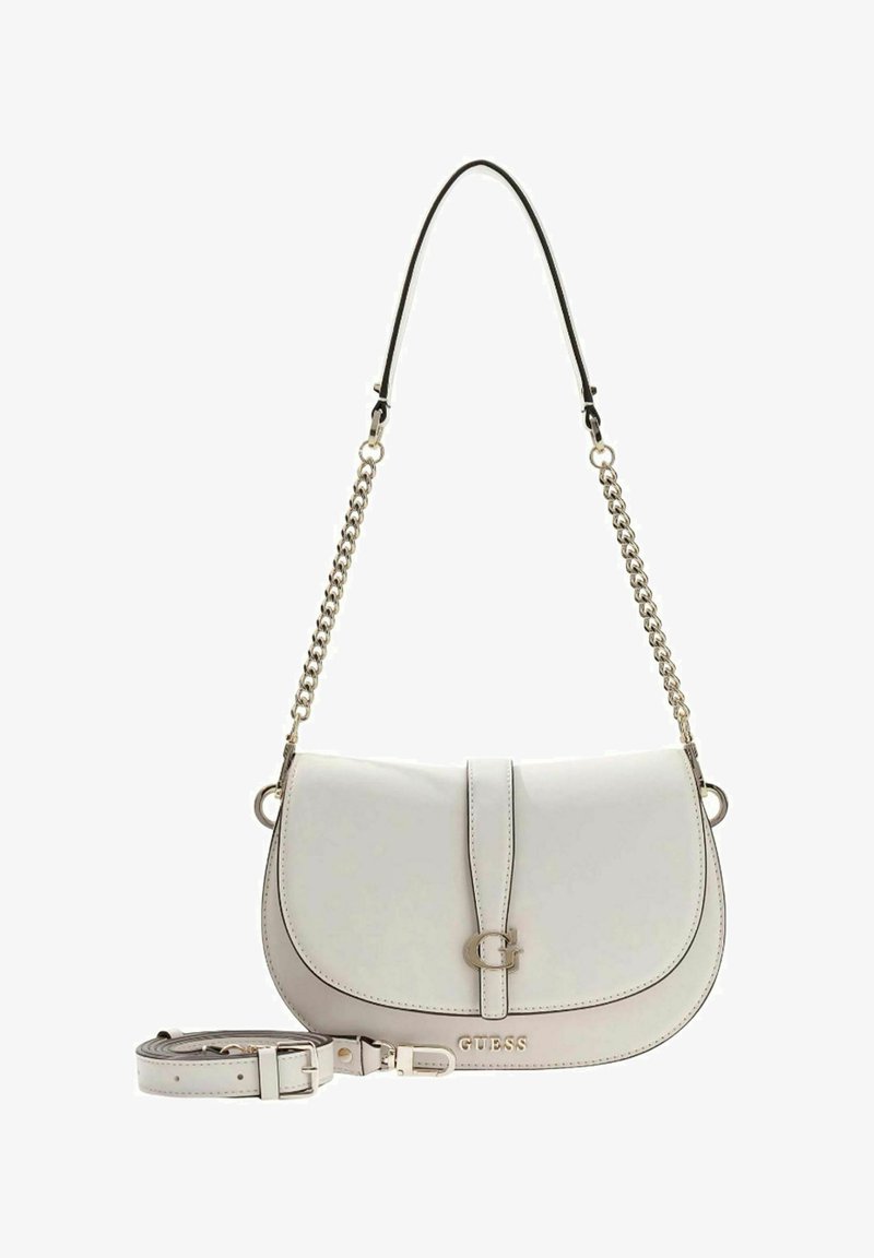 Sac à bandoulière en cuir blanc avec rabat incurvé, ferrures argentées, chaîne et attache sangle, logo embossé et détails de couture.