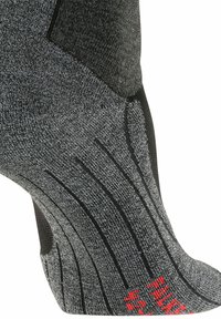 Schwarze und graue Socke mit strukturiertem Strick, ausgestattet mit roten Akzenten und vertikalen Streifen; entworfen für Komfort und perfekten Sitz.