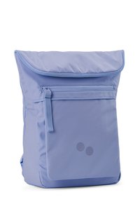 Hellblauer Stoffrucksack mit einem umklappbaren Deckel, einer vorderen Reißverschlusstasche und einem kleinen Punktmuster im unteren Bereich. Glatte Textur.