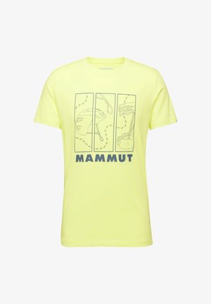 Geel katoenen t-shirt met drie grafische panelen van klimuitrusting en de tekst "MAMMUT" in vette zwarte letters. Korte mouwen.