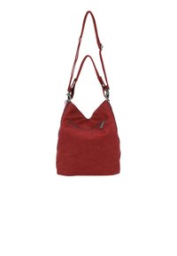Rode suède schoudertas met een driehoekige silhouette, verstelbare banden en een ritsvak aan de voorkant. Gestructureerd oppervlak en donkere accenten.