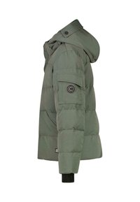 Gevoerde olijfgroene jas met een capuchon, een rits aan de voorkant, zijzakken en geribde manchetten. Bevat een circulair logo op de mouw.