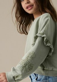 Mintgrüner Sweatshirt mit gerafften Spitzensaum und floraler Stickerei an den Ärmeln. Der Stoff ist weich und hat eine lockere Passform.