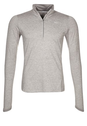 Jasnoszara sportowa bluza z długim rękawem i krótkim zamkiem na wysokość ćwiartki, z wysokim kołnierzem i małym białym logo Nike na lewej piersi.