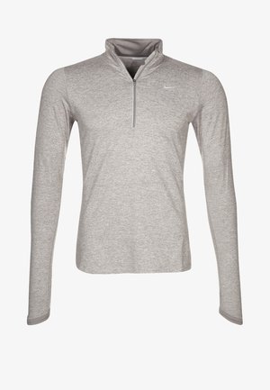 Jasnoszara sportowa bluza z długim rękawem i krótkim zamkiem na wysokość ćwiartki, z wysokim kołnierzem i małym białym logo Nike na lewej piersi.