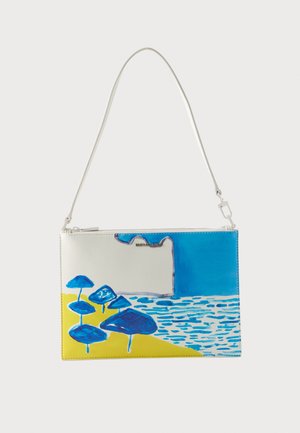 Sac blanc avec une scène de plage abstraite bleue et jaune présentant des parasols bleus et des vagues de l'océan, avec une bandoulière amovible.