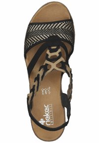 Zwarte en beige sandaal met geweven bovenwerk, patroonriemen en gevoerde binnenzool. Heeft een open teen ontwerp en een verstelbare enkelriem.