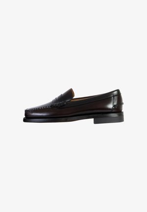 Mocassins en cuir marron avec un bout de style mocassin, des coutures détaillées, un petit talon et une finition lisse, mettant en valeur un design classique.