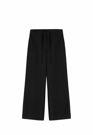 Zwarte wijde broek met een trekkoord in de taille en zijzakken, plat weergegeven tegen een effen achtergrond.
