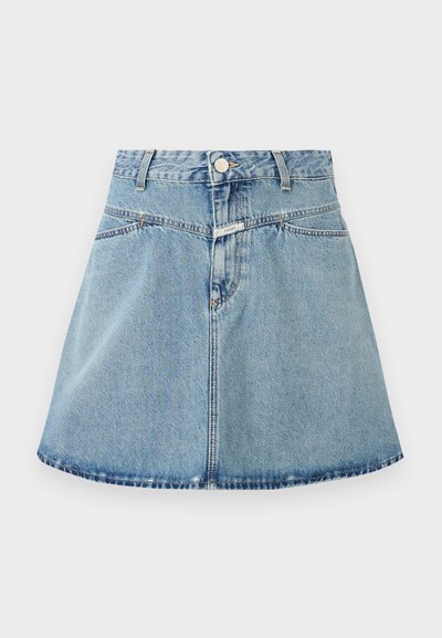 Φούστα από ανοιχτό μπλε τζιν με φουσκωτό σχήμα Α, με κλείσιμο με κουμπιά, δύο εμπρόσθιες τσέπες και τελείωμα που ανυψώνεται προς τα πάνω.