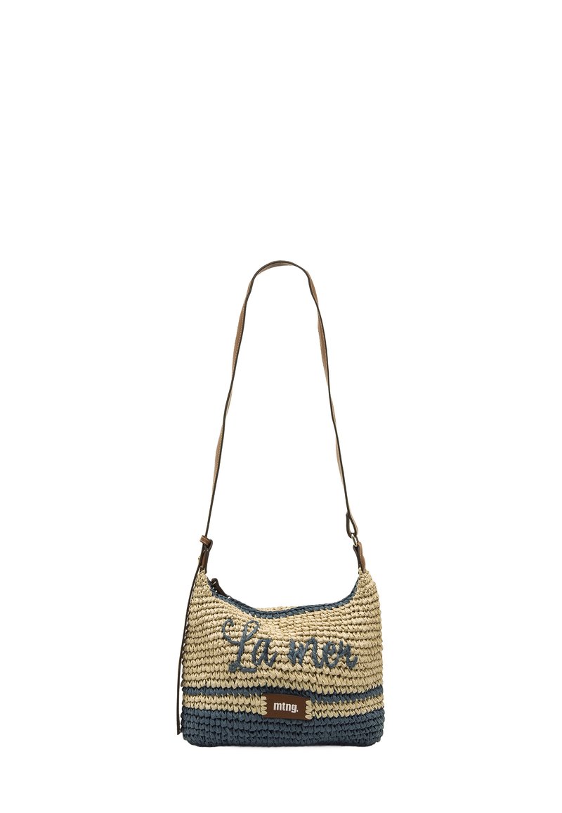 Pequeño bolso bandolera tejido con rayas azules y beige, bordado con "La vie", correa marrón ajustable y parche con el logo "mtng." en el frente.