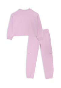 Felpa di cotone rosa chiaro con maniche lunghe e colletto a girocollo, abbinata a pantaloni sportivi coordinati con tasche laterali e polsini elasticizzati.