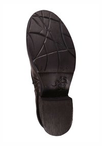 Zwarte schoenzool met een textuur grip patroon, platte hak en ingebouwde merk- en maatmarkeringen. Gemaakt van rubberen materiaal, ontworpen voor duurzaamheid.