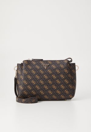 Sac bandoulière noir Guess avec motif logo doré, plaque logo métallique triangulaire, fermeture éclair et sangle réglable sur fond blanc.