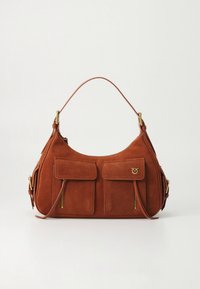 Mala castanha de camurça com forma curva, dois bolsos frontais, ferragens douradas e uma única alça superior. Textura lisa.