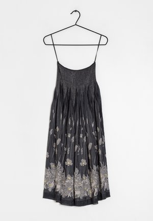 Robe sans manches gris foncé avec un design froncé et plissé ; ornée de broderies florales complexes dans des teintes claires et des accents dorés à l'ourlet.