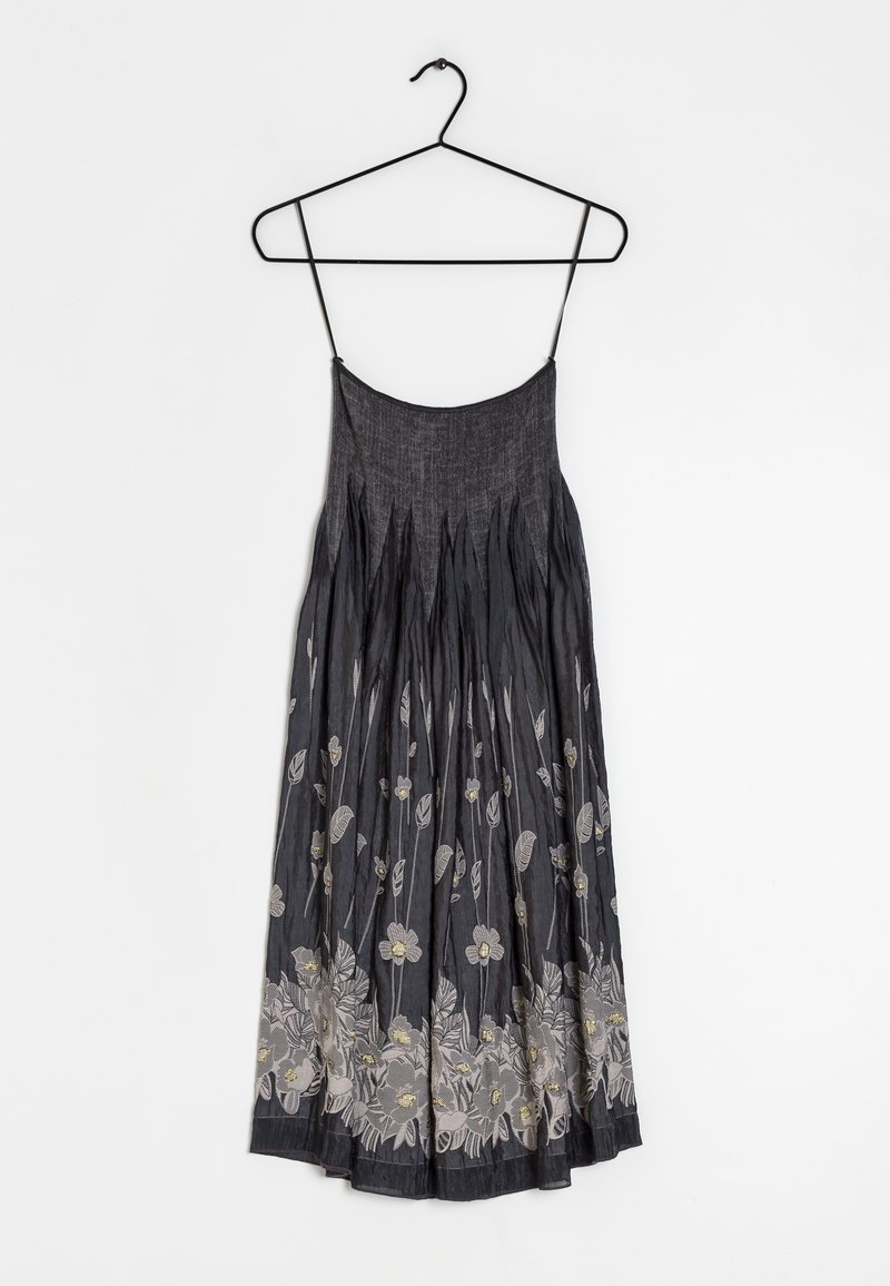 Robe sans manches gris foncé avec un design froncé et plissé ; ornée de broderies florales complexes dans des teintes claires et des accents dorés à l'ourlet.