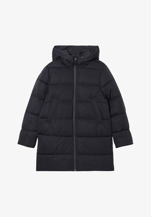 Giacca puffa nera con cappuccio, dotata di chiusura con zip, due tasche frontali e un design trapuntato con cuciture orizzontali. Finitura opaca.