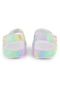 Παιδικά κλογκ σε πολυχρωματικό ιριδίζον μοτίβο. Κατασκευασμένα από λείο υλικό, με λουράκι πίσω και λευκή σόλα.
