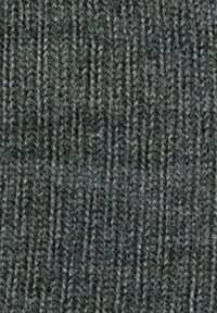 Tessuto a maglia grigio scuro con una superficie testurizzata, caratterizzato da un motivo a coste uniforme. Materiale morbido e flessibile adatto a diverse applicazioni.