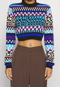 Gekürzter Pullover aus mehrfarbigem Strick mit geometrischen Mustern in Blau, Schwarz, Lila und Creme. Mit langen Ärmeln und rundem Halsausschnitt.