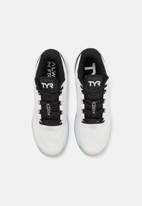 TYR CXT2 - Treeningjalatsid - black/white/blue