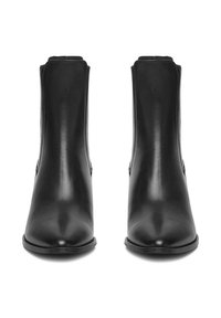 Bocanci din piele neagră pentru gleznă, cu un finisaj neted, vârf conic și panouri elastice pe lateral pentru o purtare ușoară. Talpă robustă cu detalii de cusătură minime.