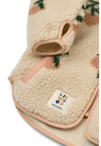 Liewoodi beež fliisjope virsiku toonides aktsentidega, pehme tekstuuri ja lillemustriga. Sisaldab kaubamärgi logoga silti.