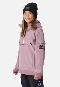 Jasnofioletowa bluza z kołnierzem stojącym, przednią kieszenią i czarną naszywką z logo. W zestawie czarna dzianinowa czapka. Gładka tekstura.