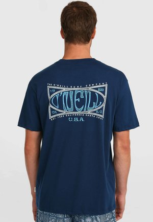 Tmavomodré bavlnené tričko s veľkou svetlomodrou grafikou na chrbte, obsahujúcou logo O'Neill a text v retro štýle. Krátke rukávy.