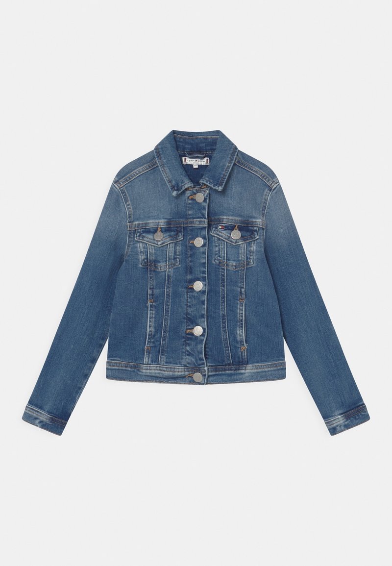 Džínová bunda ve středně modrém odstínu, s knoflíkovým zapínáním, dvěma náprsními kapsami a dlouhými rukávy. Ošoupané detaily na okrajích.