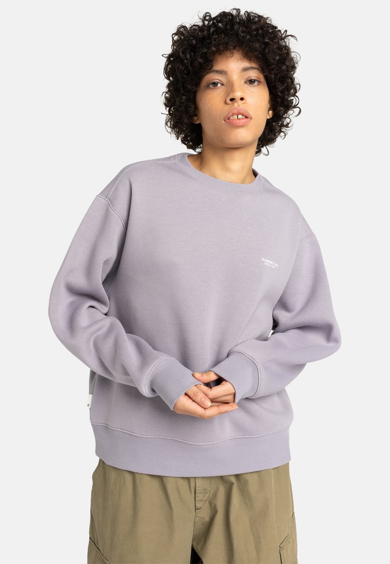 Sudadera de color púrpura claro con un cuello redondo acanalado, mangas largas y puños acanalados. Presenta un pequeño logotipo en el pecho y un ajuste relajado.