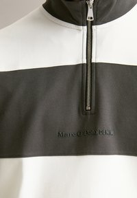 Quarter-zip sweatshirt in grey and white, made of soft fabric. Features a high collar and embossed "Marc O'Polo DENIM" logo on the front.