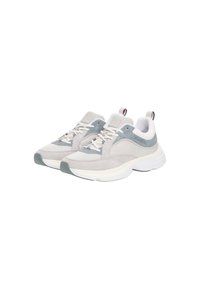 Zapatillas de ante y malla gris claro con suelas medias blancas. Las características incluyen cordones, un collar acolchado y un pequeño acento rojo y azul en la parte trasera.