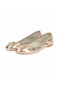 Ballerines métalliques en rose gold avec un bout arrondi, présentant un petit nœud et un détail en métal doré à l'avant, texture lisse.