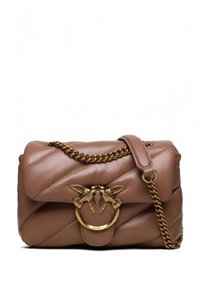 Brun vattert skinnhåndveske med gullfarget metallbeslag, med en dekorativ spenne med to fuglefigurer og en skulderkjede.