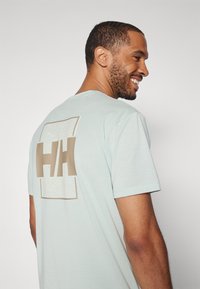 Helly Hansen SKOG GRAPHIC - Triko s� potiskem - green mist