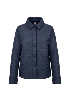 Chaqueta acolchada azul marino con costuras geométricas, cierre de botones, mangas largas y cuello, mostrada sobre un fondo blanco.