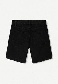 Pantalones cortos de mezclilla negra con corte recto, dobladillo sin finished y dos bolsillos traseros, con una textura sutil y un color uniforme en toda su superficie.