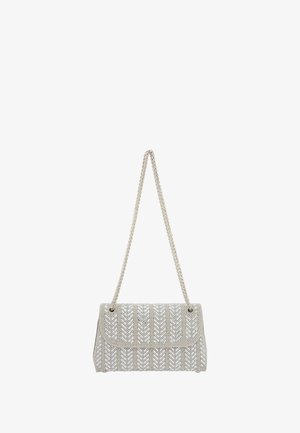 Perlenhandtasche mit strukturierter Form, silberner Kettenriemen und geometrischem Muster in Weiß- und Hellgrautönen. Verschluss mit dekorativen Beschlägen.