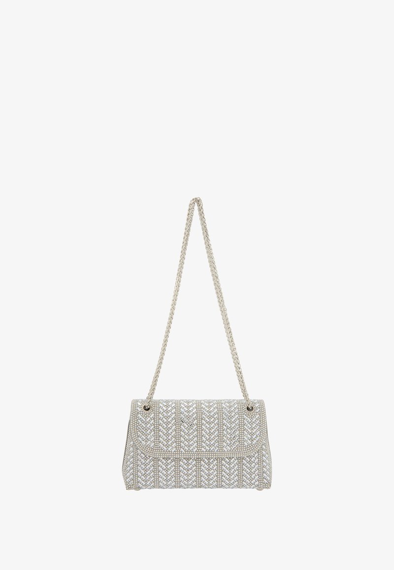 Borsa a perline con una forma strutturata, tracolla in catena argentata e un motivo geometrico in tonalità di bianco e grigio chiaro. Chiusura con hardware decorativo.
