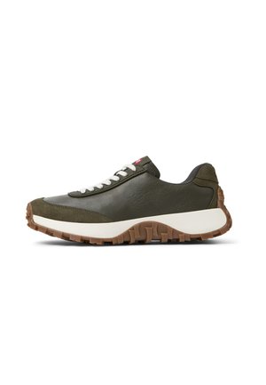 Sneakers in pelle verde con suola bianca e suola esterna testurizzata marrone. Presentano lacci bianchi e un design minimalista senza ulteriori dettagli.
