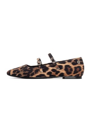 zapatos planos de estampado de leopardo con punta afilada, dos correas decorativas y una suela negra baja. Textura de tela suave, con un acento metálico brillante.