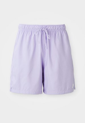 Lilla svømmedrakt laget av lett materiale, med elastisk liv med snor, sidelenter og en liten logo-detalj.