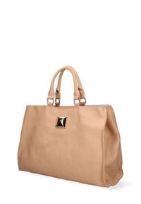 Beige leren tote bag met dubbele handvatten, een gouden vierkante accent aan de voorkant en een gladde, gestructureerde oppervlakte. Ideaal voor dagelijks gebruik.