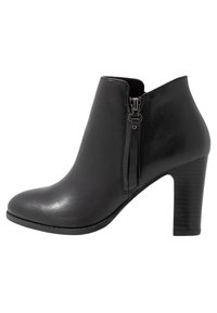 Botín negro hasta el tobillo con un acabado de cuero sintético liso, tacón de bloque resistente y cierre de cremallera en el lateral para un acceso fácil.