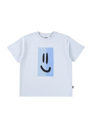 T-shirt à manches courtes bleu clair avec un dégradé bleu rectangulaire et un graphique de smiley noir centré sur la poitrine.