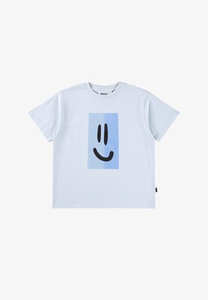 Lichtblauw T-shirt met korte mouwen, voorzien van een rechthoekige blauwe gradient en een zwart glimlachend gezichtje in het midden van de borst.